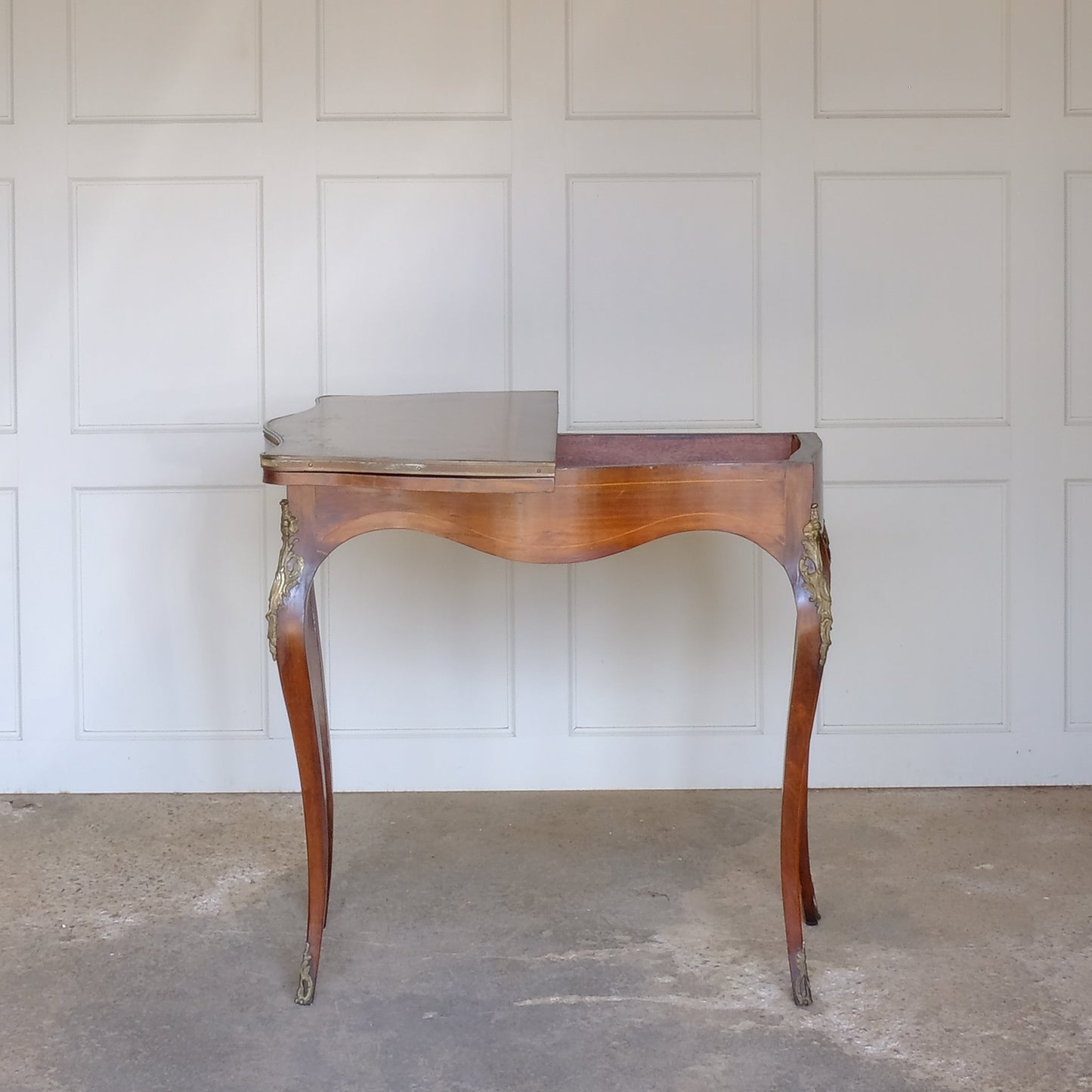 19TH CENTURY WALNUT AND MARQUETRY INLAID SERPENTINE CARD TABLE