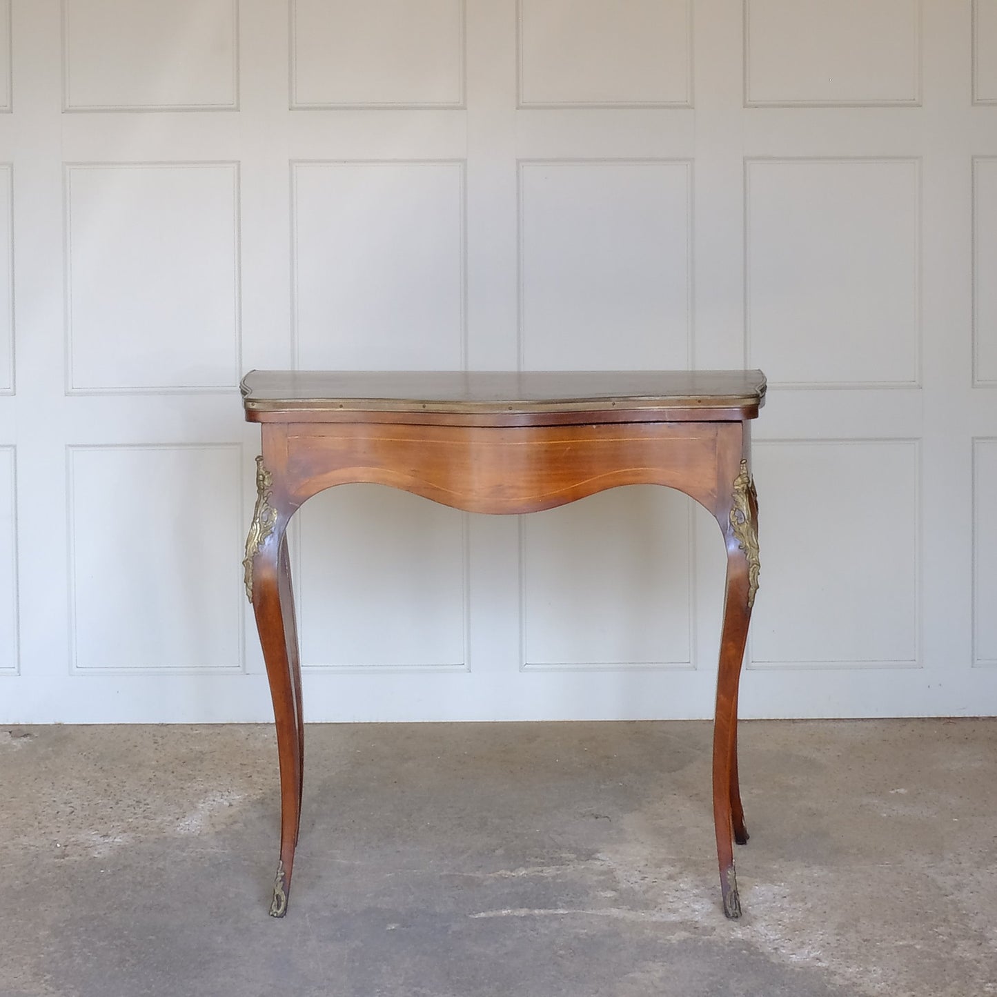 19TH CENTURY WALNUT AND MARQUETRY INLAID SERPENTINE CARD TABLE