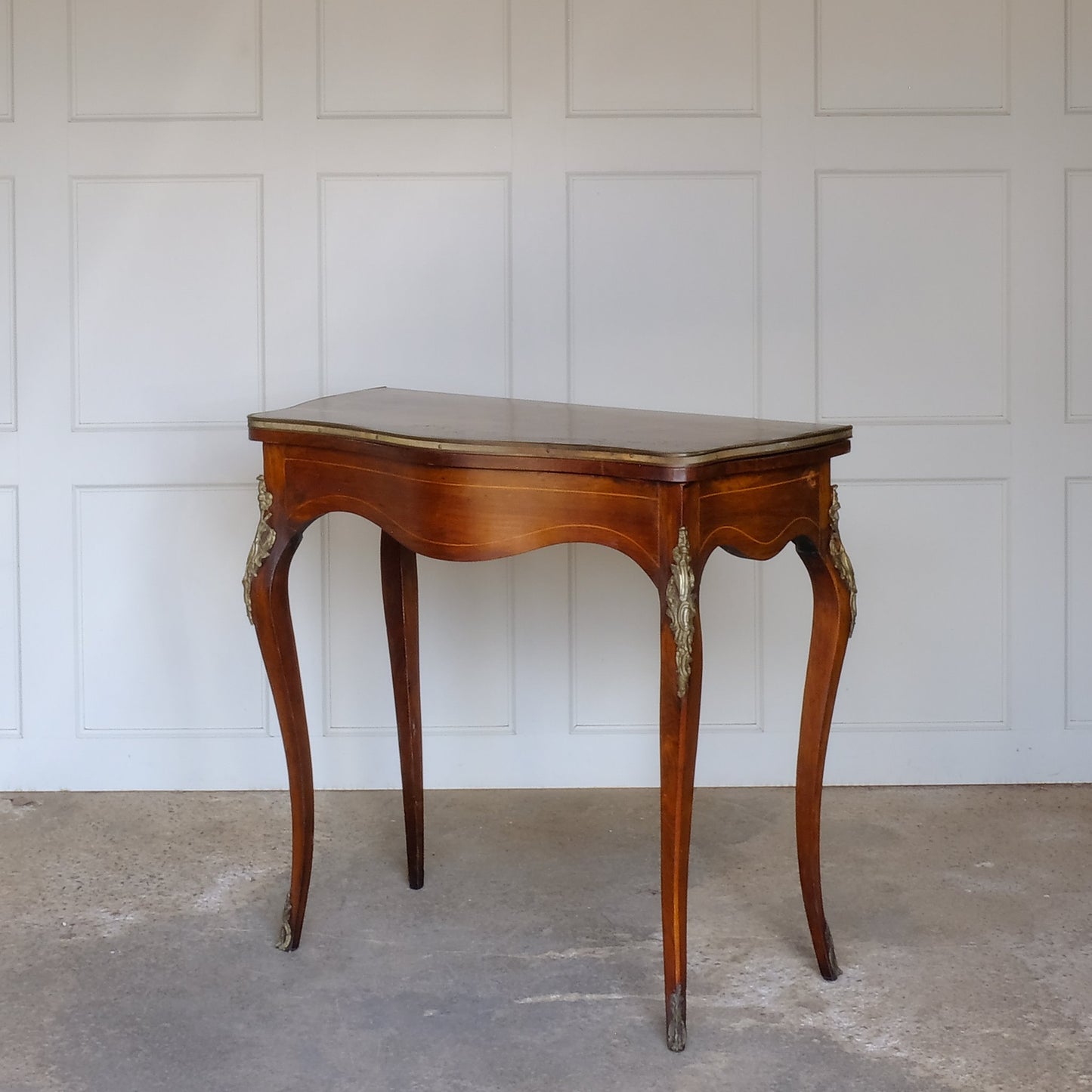 19TH CENTURY WALNUT AND MARQUETRY INLAID SERPENTINE CARD TABLE