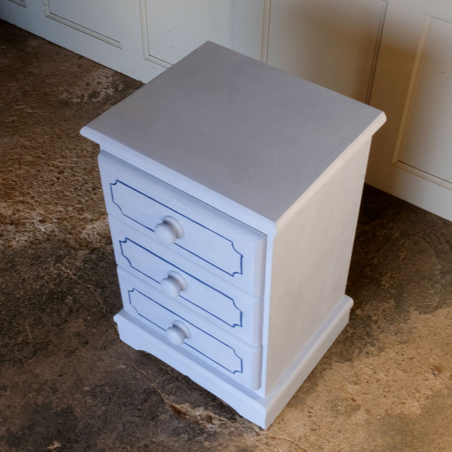 SMALL HAND PAINTED VINTAGE CHEST OF DRAWERS