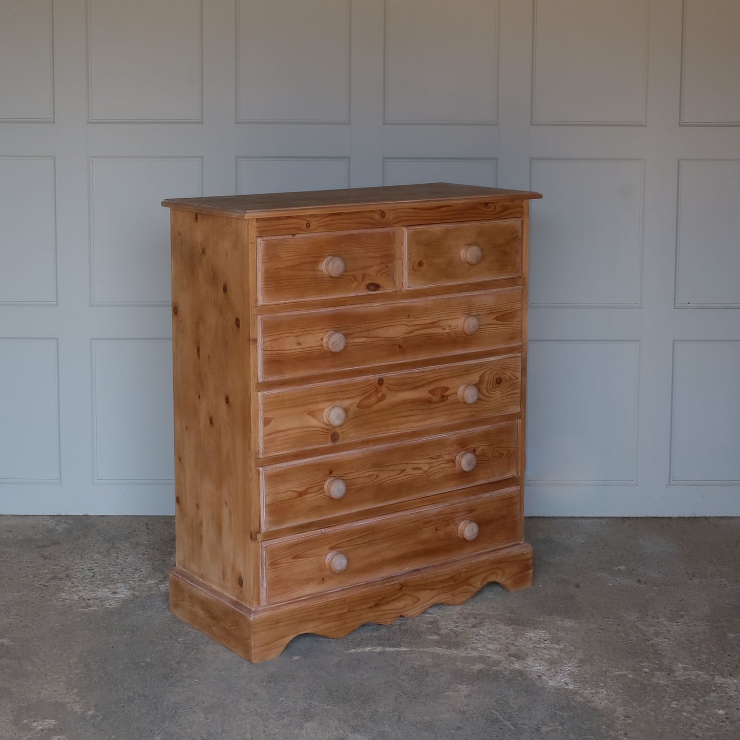 A large pine chest of drawers. With two short over four long drawers.  In good and sturdy condition. 