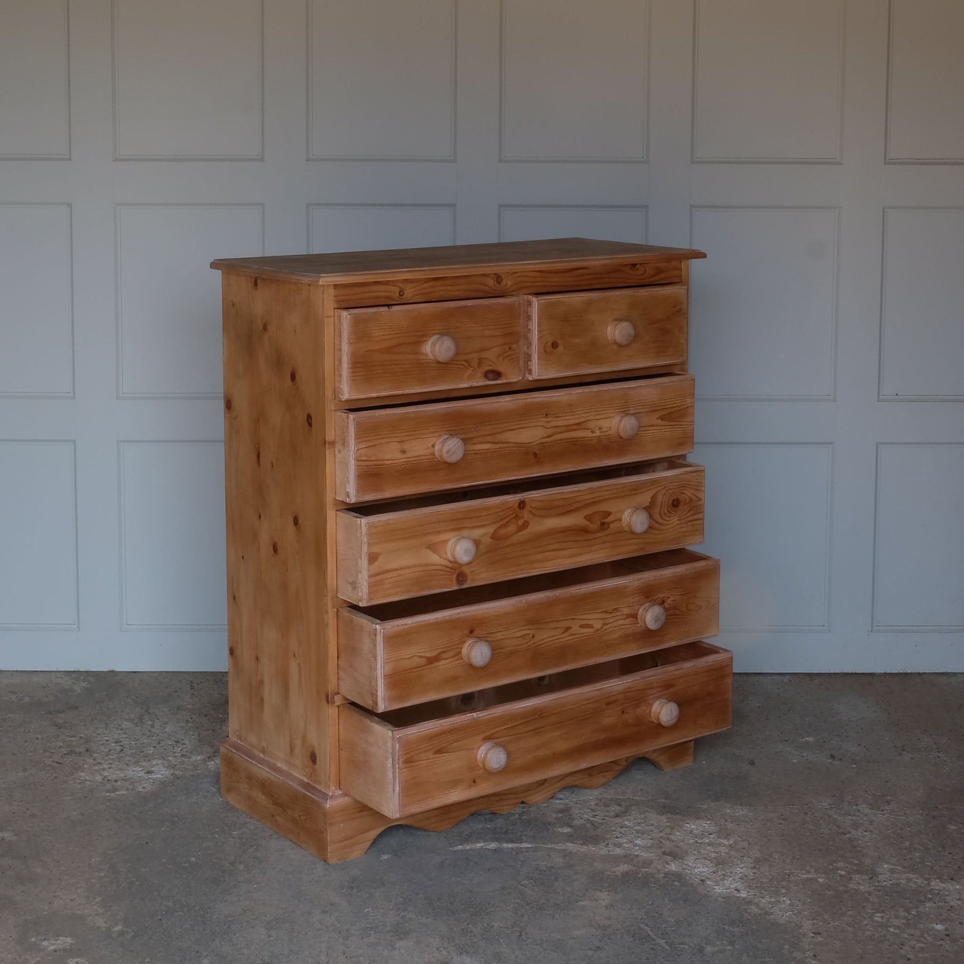 A large pine chest of drawers. With two short over four long drawers.  In good and sturdy condition. 