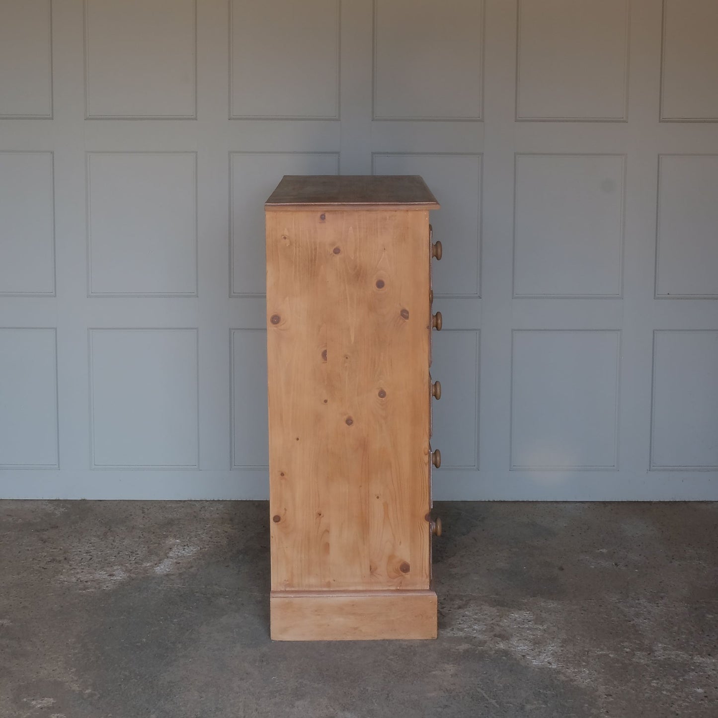 A large pine chest of drawers. With two short over four long drawers.  In good and sturdy condition. 