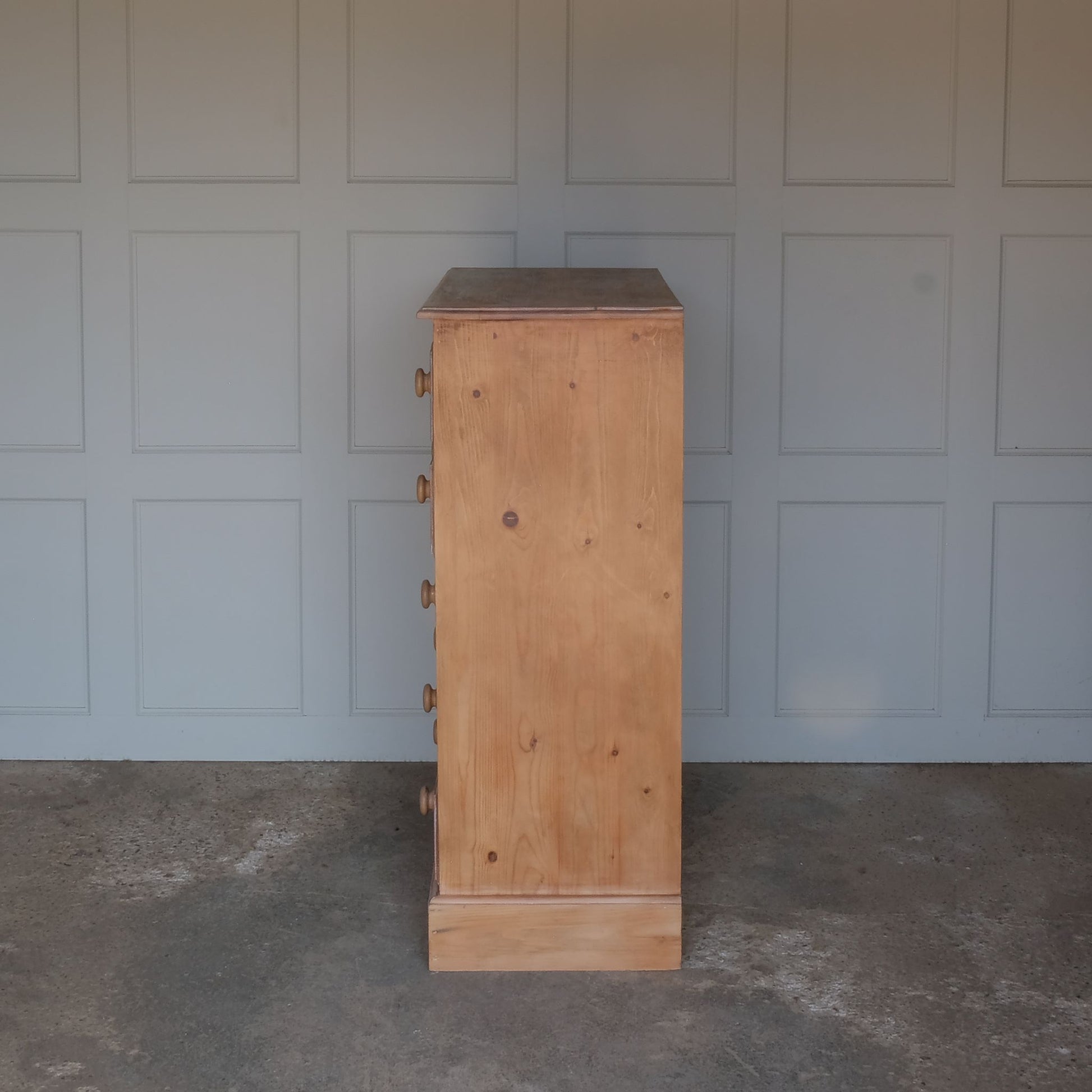 A large pine chest of drawers. With two short over four long drawers.  In good and sturdy condition. 