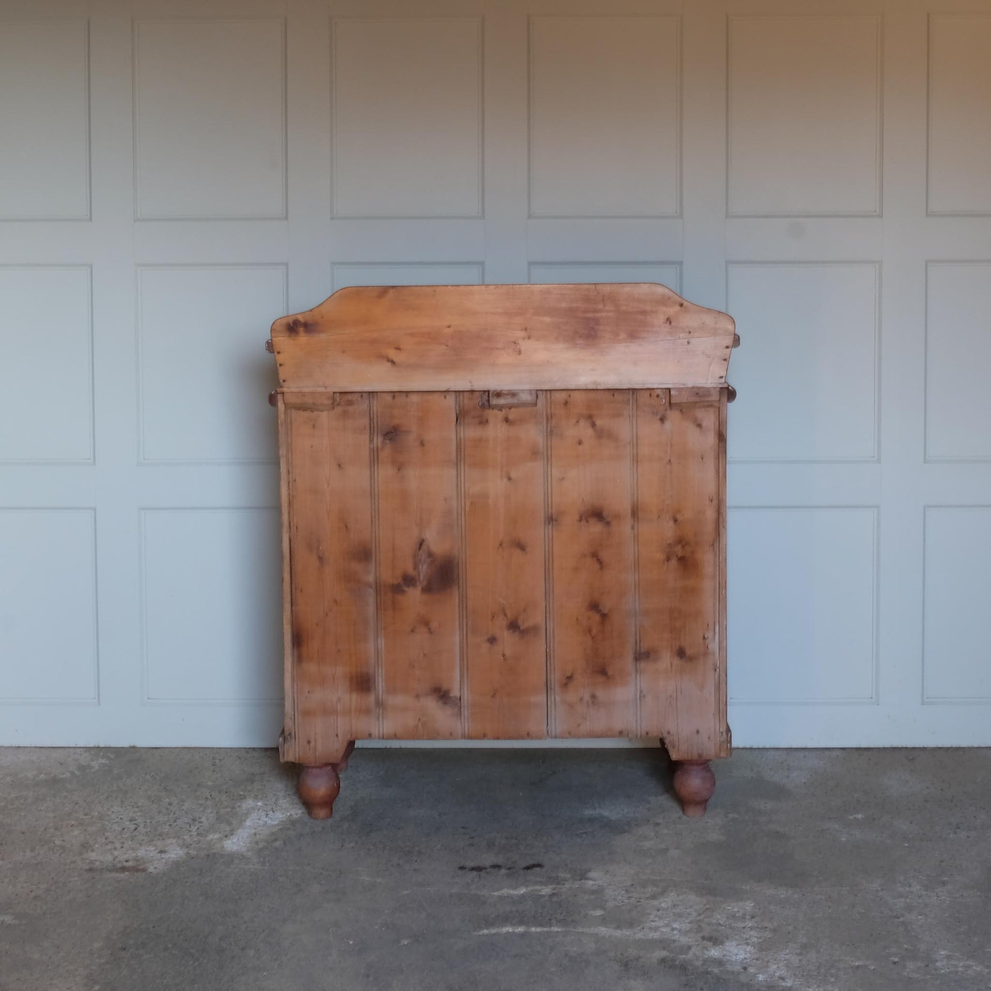 An Edwardian pine chest of drawers with 3/4 galleried top, with two short over two long drawers, raised on turned bun feet. Some gentle patina as to be expected, the drawers all working smoothly, in very good condition.