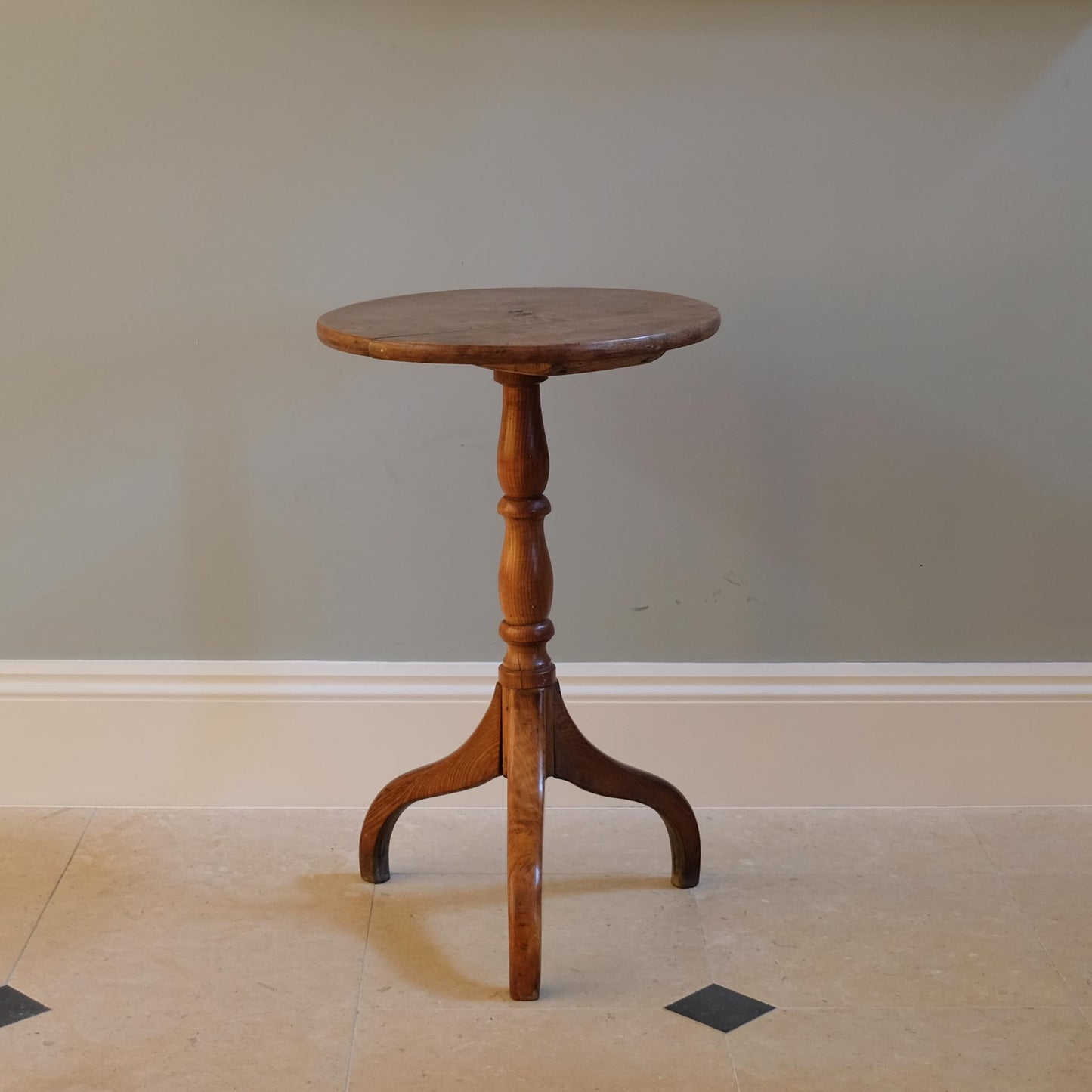 VICTORIAN OAK TRIPOD TABLE