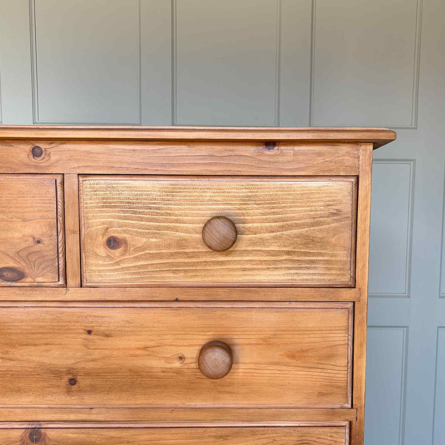 A large pine chest of drawers. With two short over four long drawers.  In good and sturdy condition. 