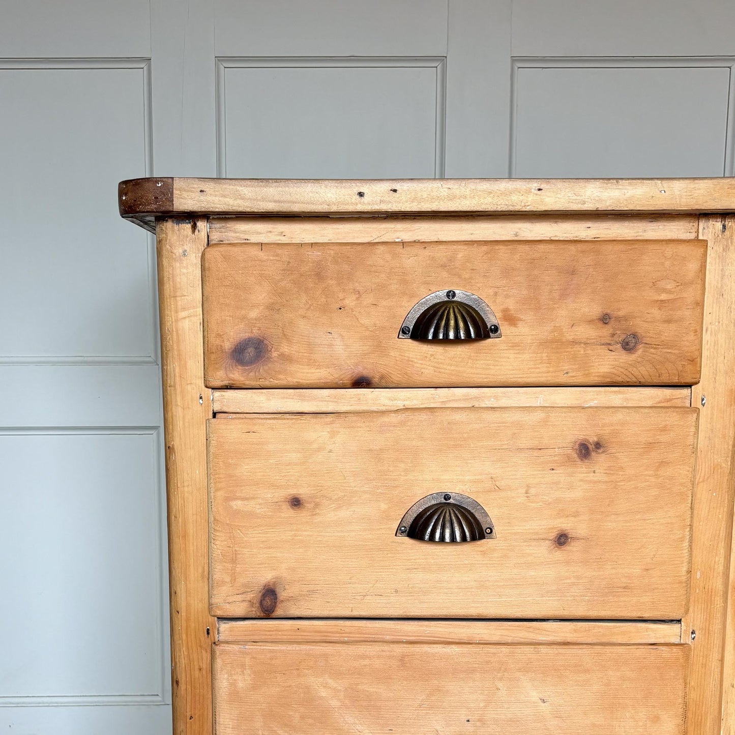 A large oak sideboard with, presumably late 19th / early 20th Century, comprising three drawers on each side with scallop cup handles, and a central drawer over a hinged cupboard door, raised on four turned bun feet. In very good, solid condition. Perfect for a kitchen or entrance hallway.