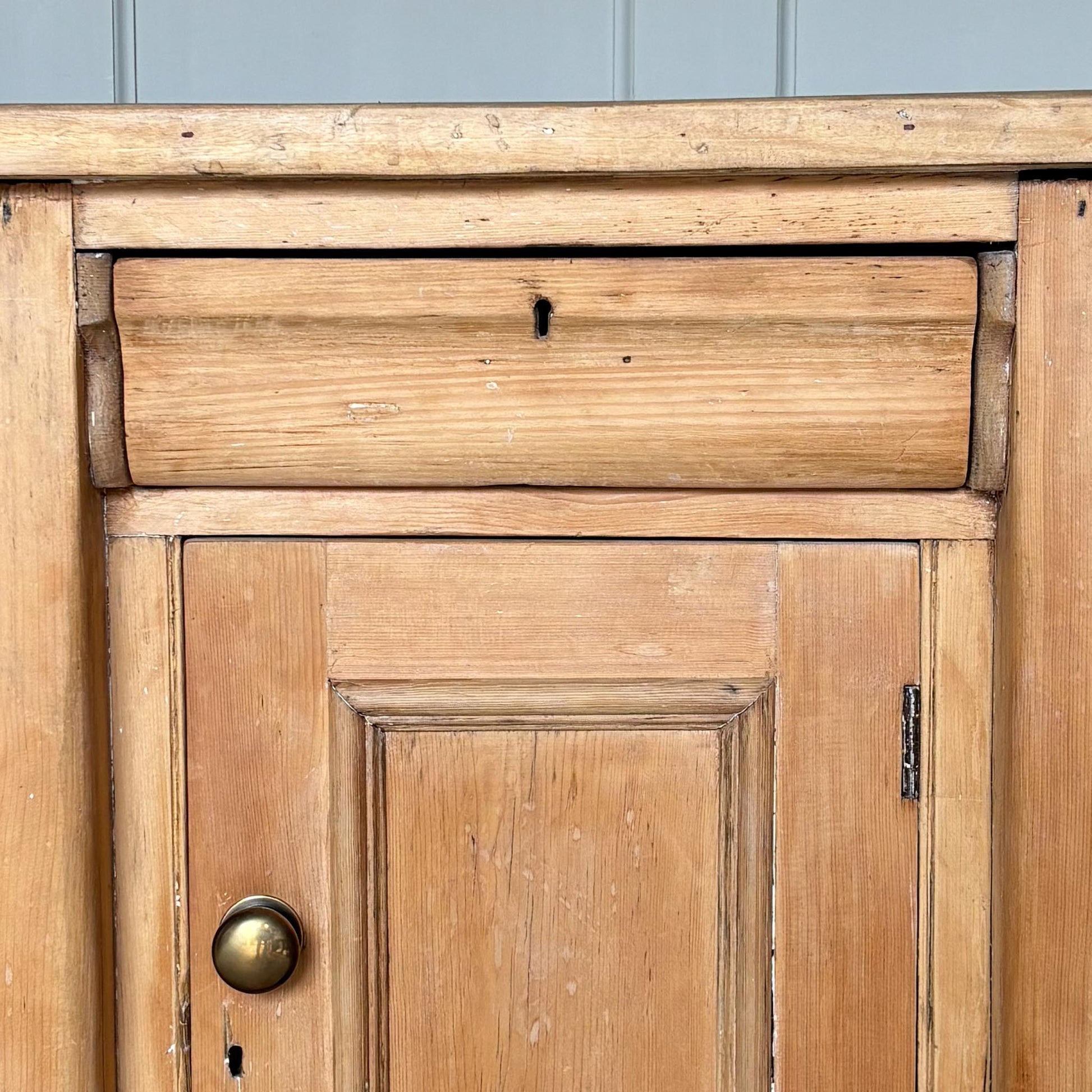 A large oak sideboard with, presumably late 19th / early 20th Century, comprising three drawers on each side with scallop cup handles, and a central drawer over a hinged cupboard door, raised on four turned bun feet. In very good, solid condition. Perfect for a kitchen or entrance hallway.