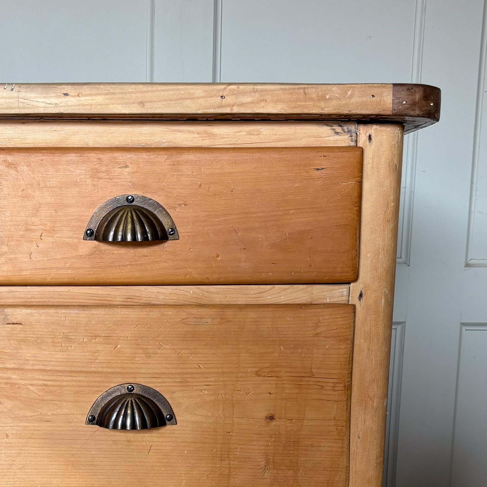 A large oak sideboard with, presumably late 19th / early 20th Century, comprising three drawers on each side with scallop cup handles, and a central drawer over a hinged cupboard door, raised on four turned bun feet. In very good, solid condition. Perfect for a kitchen or entrance hallway.