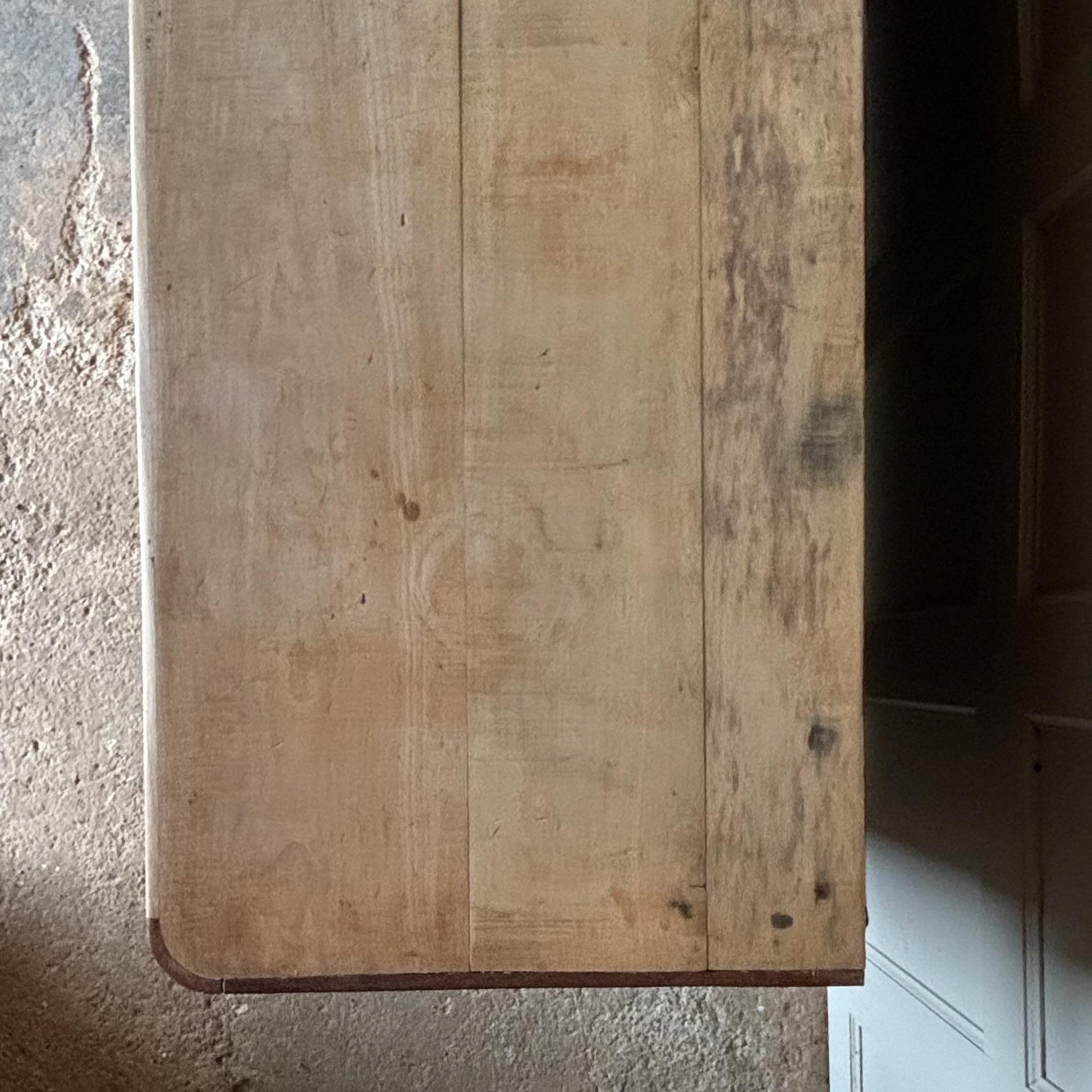 A large oak sideboard with, presumably late 19th / early 20th Century, comprising three drawers on each side with scallop cup handles, and a central drawer over a hinged cupboard door, raised on four turned bun feet. In very good, solid condition. Perfect for a kitchen or entrance hallway.