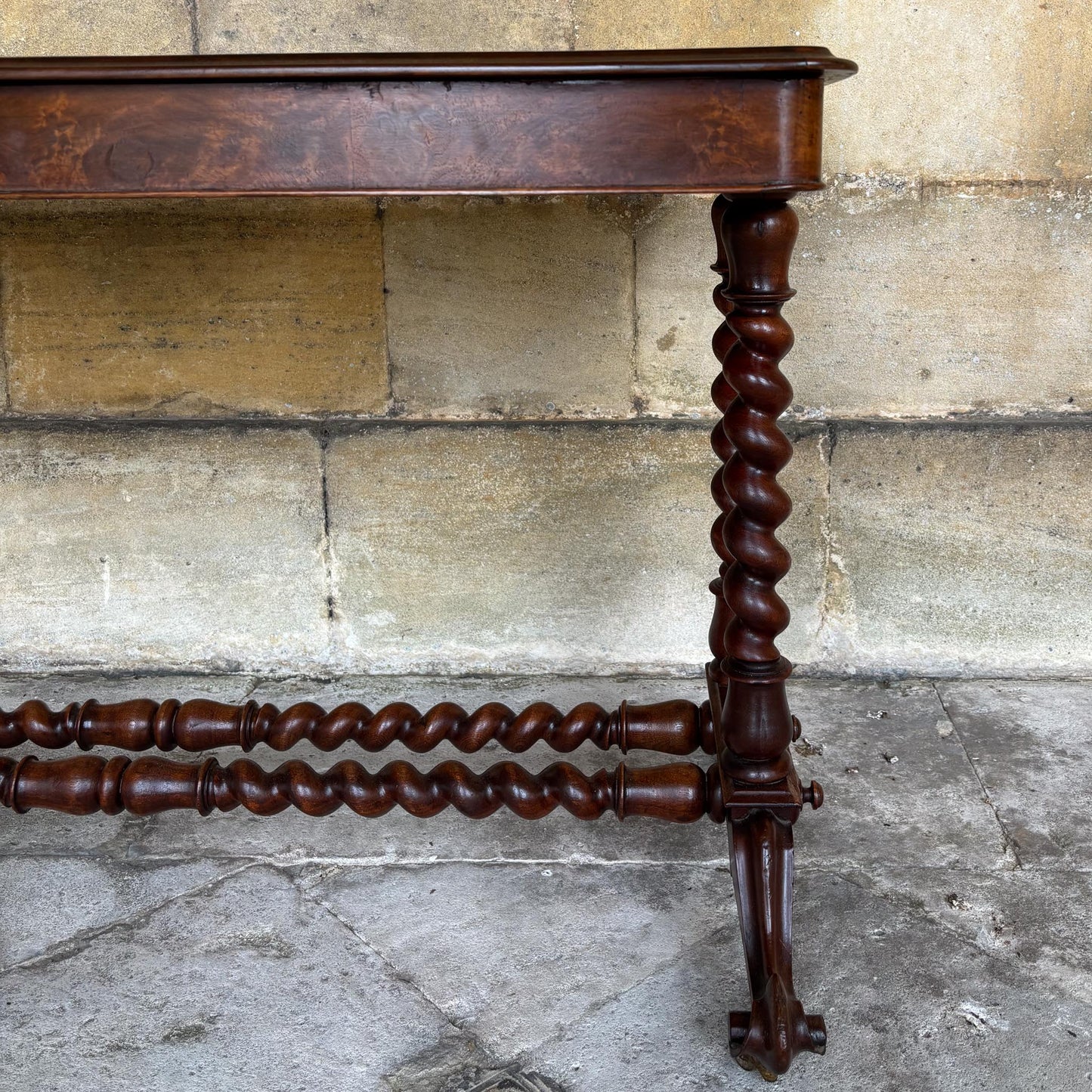 A VICTORIAN WALNUT AND ROSEWOOD LIBRARY TABLE