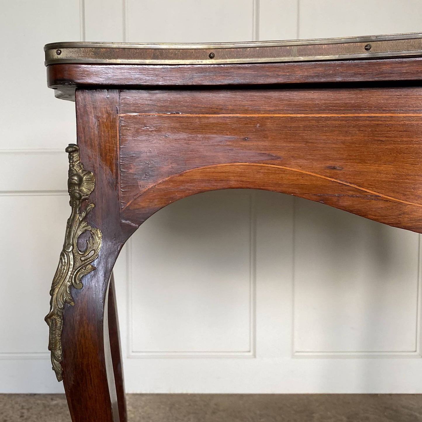 19TH CENTURY WALNUT AND MARQUETRY INLAID SERPENTINE CARD TABLE